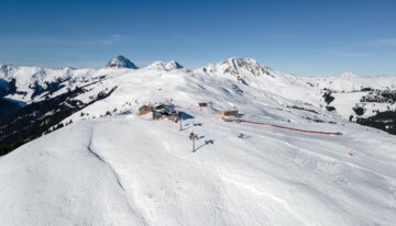 © Mittelsill Plus GmbH / Daniel Kogler Winterlandschaft mit schneebedeckten Bergen und Skiliften. | © Mittelsill Plus GmbH / Daniel Kogler