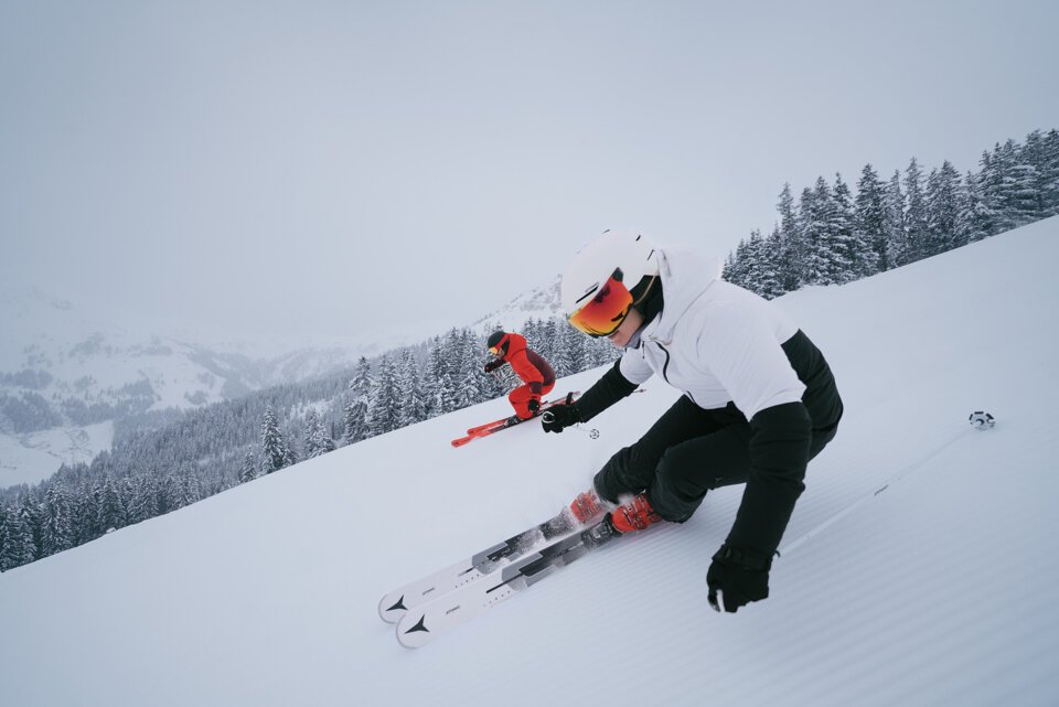 Zwei Skifahrer auf einer verschneiten Piste. | © INTERSPORT International Corporation GmbH