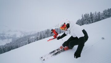 © INTERSPORT International Corporation GmbH Zwei Skifahrer auf einer verschneiten Piste. | © INTERSPORT International Corporation GmbH