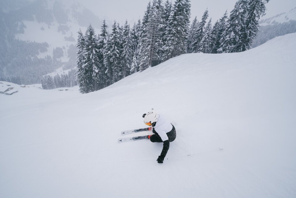 © INTERSPORT International Corporation GmbH Skifahrer fährt auf einer verschneiten Piste | © INTERSPORT International Corporation GmbH