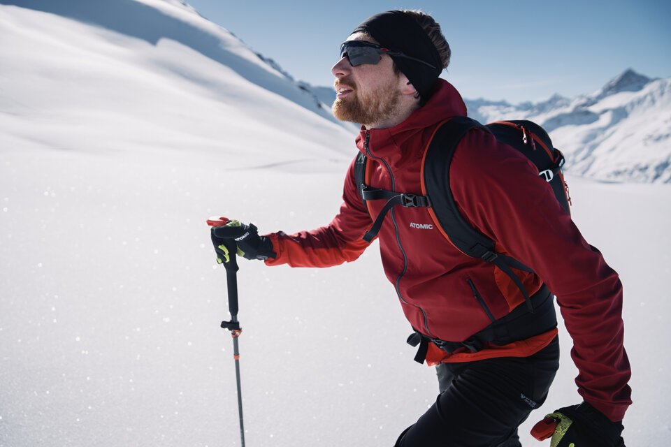 © INTERSPORT International Corporation GmbH Mann beim Skitourengehen in verschneiter Berglandschaft | © INTERSPORT International Corporation GmbH