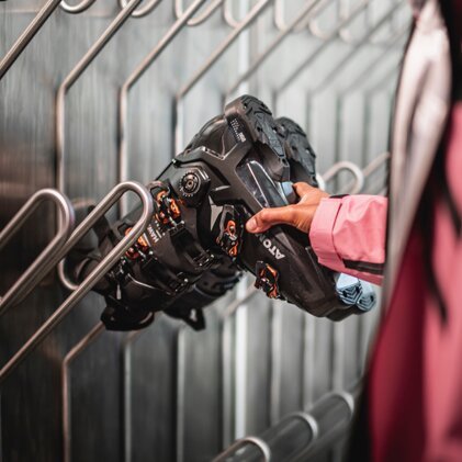 Skischuhe hängen an einem Metallgestell. | © Atomic Austria GmbH