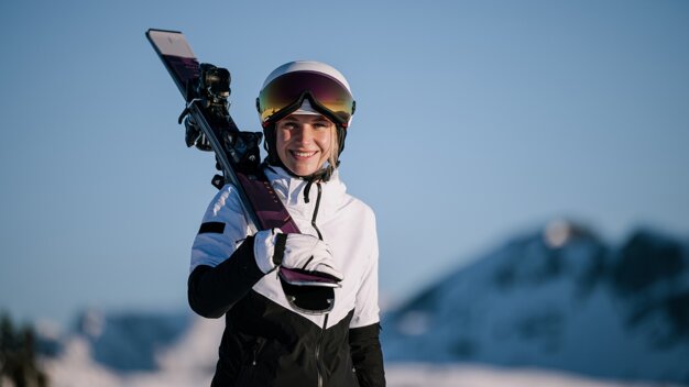 Frau mit Skiern auf der Schulter | © IIC - INTERSPORT International Corporation GmbH