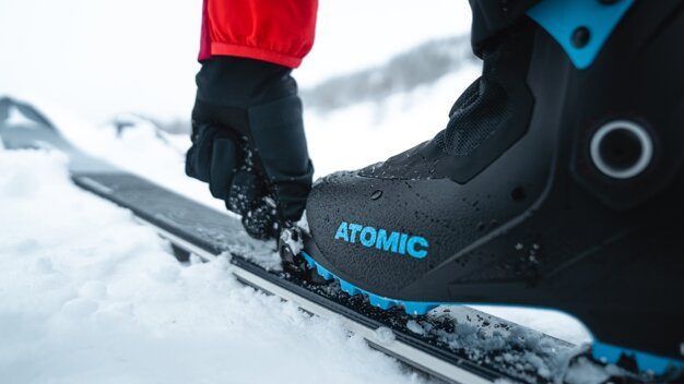 Skischuh der Marke Atomic wird in eine Skibindung eingesetzt. | © Atomic Austria GmbH