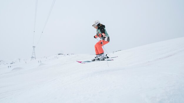 Skifahrerin auf schneebedeckter Piste | © IIC/McKINLEY