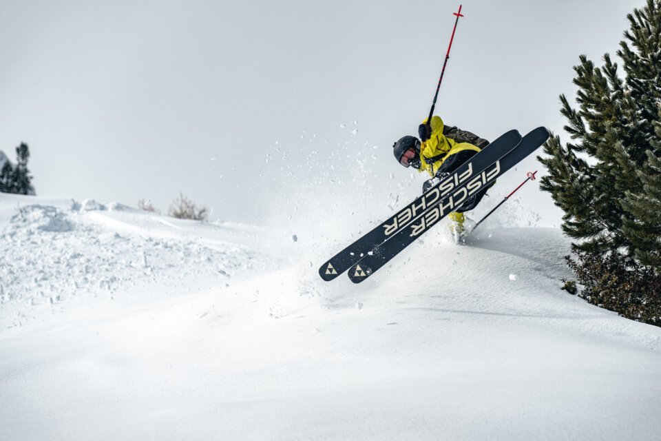 © Fischer Sports GmbH Skifahrer springt mit Fischer Skiern im Schnee. | © Fischer Sports GmbH