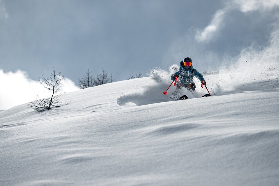 Skifahrer im Tiefschnee | © Fischer Sports GmbH