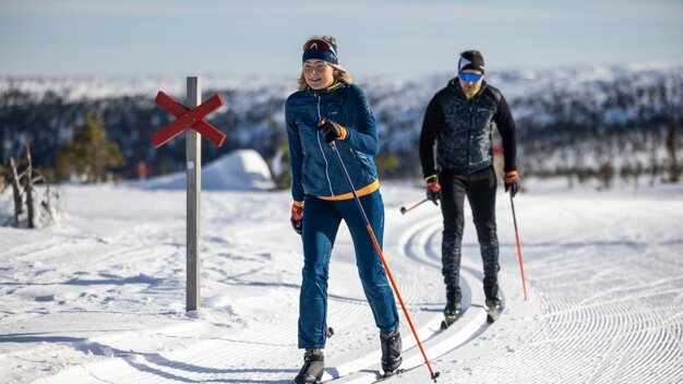 Zwei Personen beim Skilanglauf im Schnee. | © Fischer Sports GmbH