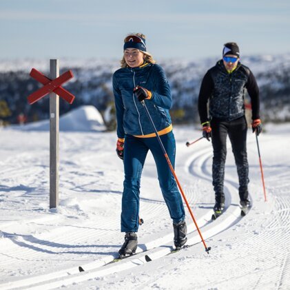 Zwei Personen beim Skilanglauf im Schnee. | © Fischer Sports GmbH