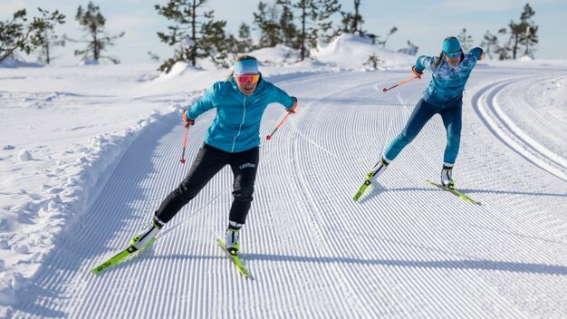 Zwei Frauen beim Skilanglauf auf einer präparierten Loipe. | © Fischer Sports GmbH