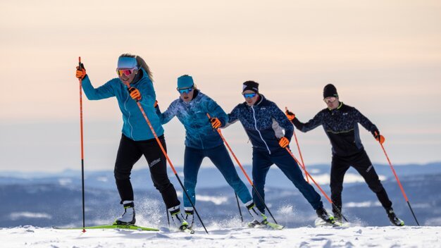 Gruppe von vier Langläufern auf einer verschneiten Loipe. | © Fischer Sports GmbH