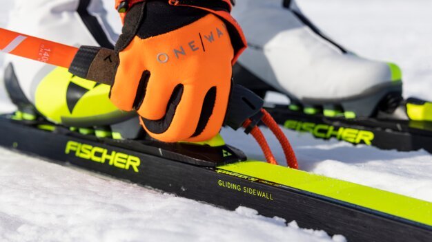 Langlaufski und Handschuh mit Aufschrift 'ONE/WAY' | © Fischer Sports GmbH