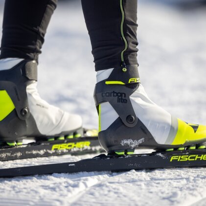 Langlaufschuhe und Ski der Marke Fischer auf Schnee. | © Fischer Sports GmbH