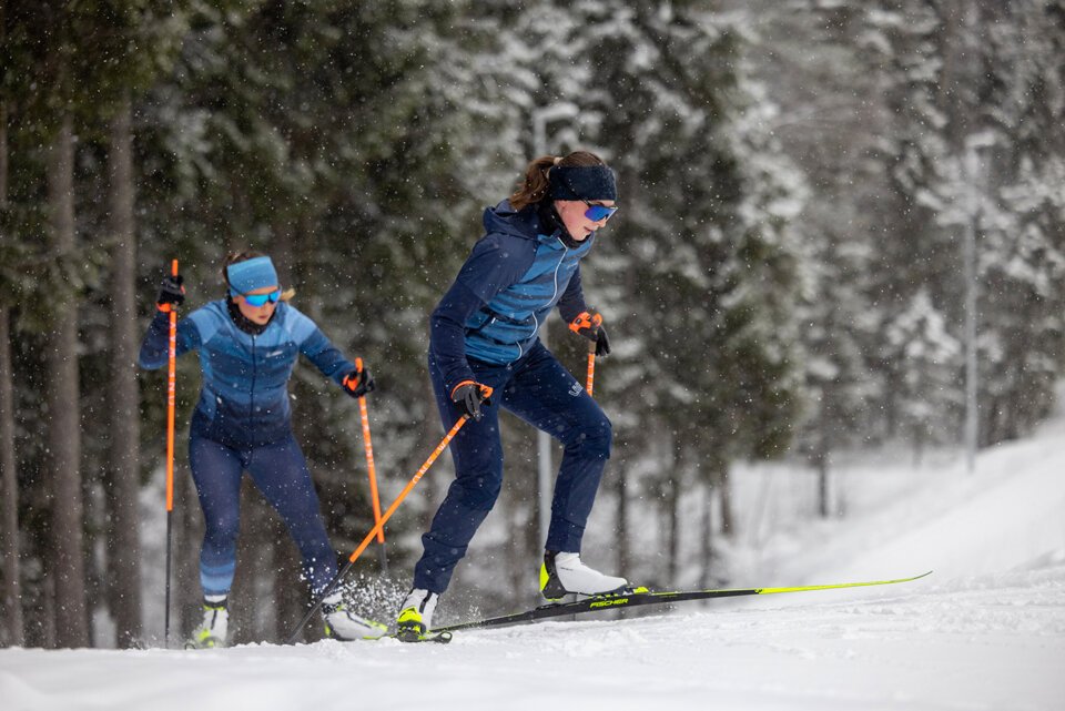 © Fischer Sports GmbH Zwei Frauen beim Skilanglauf im Schnee. | © Fischer Sports GmbH