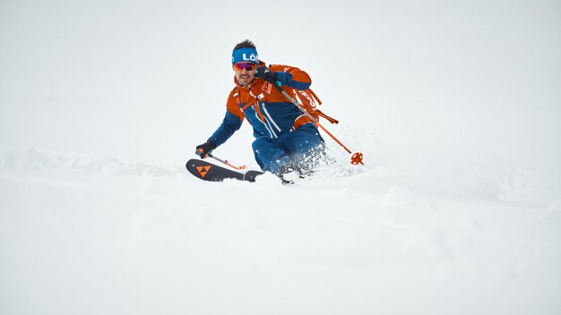 Skifahrer im Tiefschnee. | © Fischer Sports GmbH