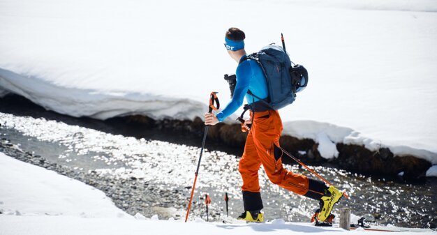Skilangläufer mit Rucksack überquert verschneite Landschaft. | © Fischer Sports GmbH