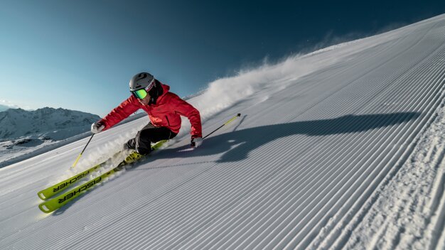 Skifahrer auf präparierter Piste. | © Fischer Sports GmbH