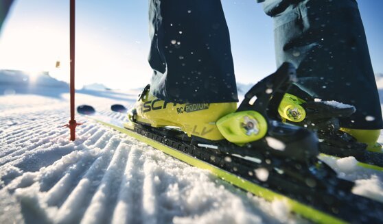 Skifahrer mit gelben Skischuhen auf der Piste. | © Fischer Sports GmbH