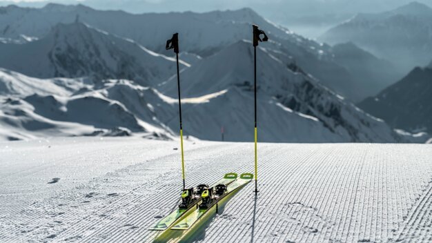 Ski und Skistöcke im Schnee vor Bergkulisse | © Fischer Sports GmbH