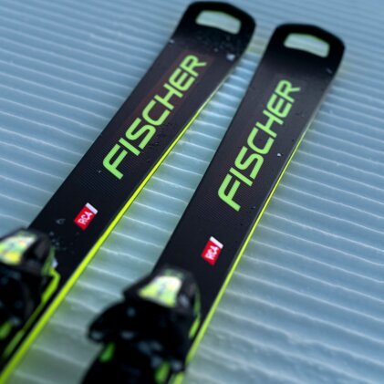 Fischer Skier auf präparierter Piste | © Fischer Sports GmbH