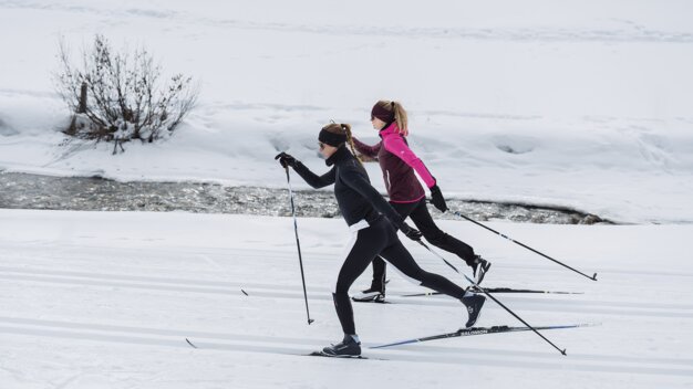 Zwei Frauen beim Langlaufen im Schnee. | © INTERSPORT International Corporation GmbH