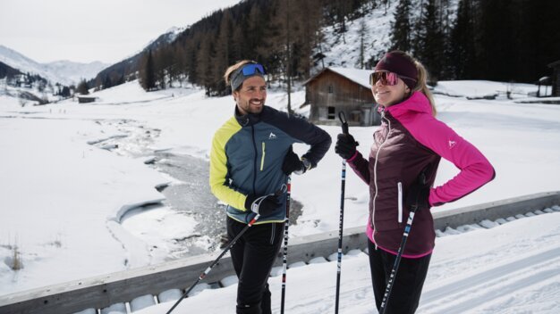 Zwei Personen beim Skilanglauf in verschneiter Landschaft. | © INTERSPORT International Corporation GmbH
