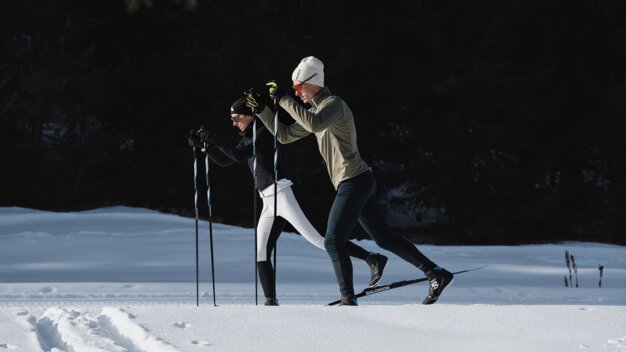 Zwei Personen beim Langlaufen in verschneiter Landschaft. | © INTERSPORT International Corporation GmbH