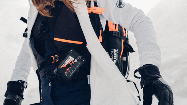 Person mit Skiausrüstung und Lawinensuchgerät | © Mammut Archive