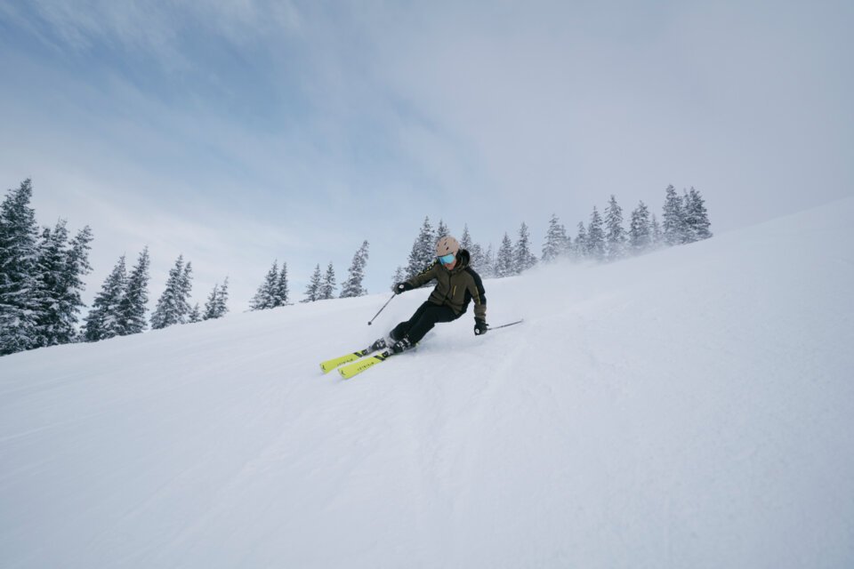 © INTERSPORT International Corporation GmbH Skifahrer fährt auf einer verschneiten Piste Ski. | © INTERSPORT International Corporation GmbH