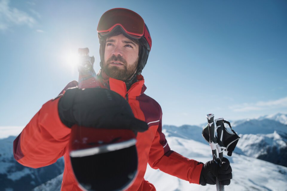 © INTERSPORT International Corporation GmbH Skifahrer mit Skiern und Stöcken in den Bergen. | © INTERSPORT International Corporation GmbH