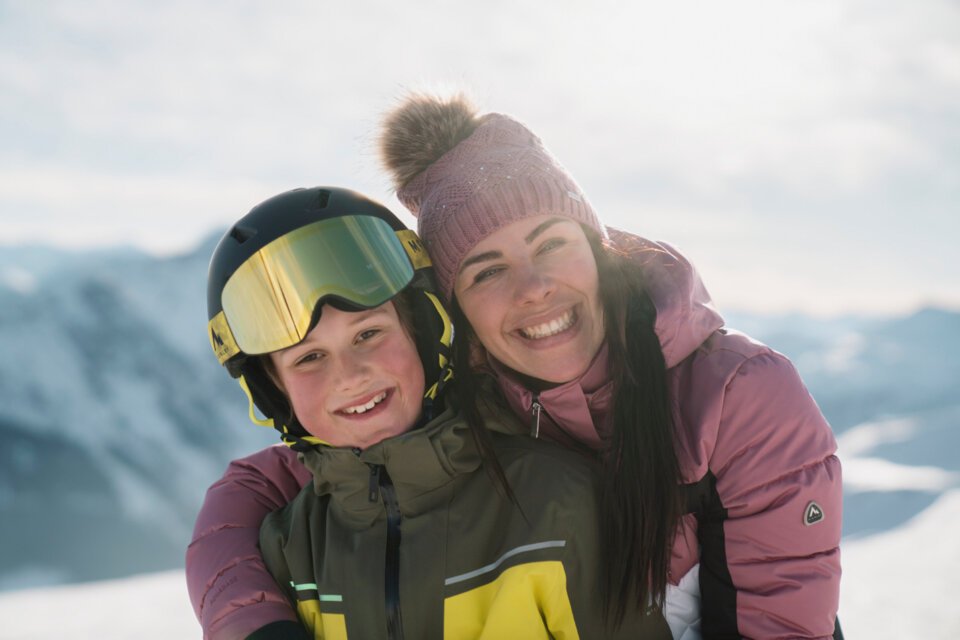 © INTERSPORT International Corporation GmbH Lachende Mutter und Sohn beim Skifahren | © INTERSPORT International Corporation GmbH