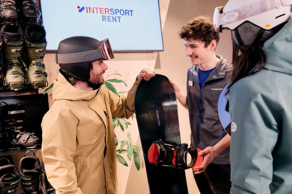 © ARMIN WALCHER Mann mit Snowboard in einem Intersport-Geschäft. | © ARMIN WALCHER