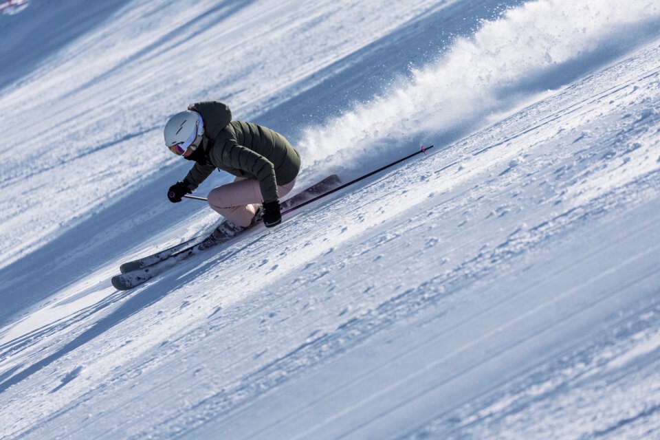 © INTERSPORT International Corporation GmbH / Jeremy Bernard Skifahrer fährt einen steilen Hang hinunter. | © INTERSPORT International Corporation GmbH / Jeremy Bernard