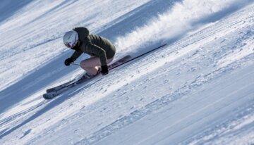 © INTERSPORT International Corporation GmbH / Jeremy Bernard Skifahrer fährt einen steilen Hang hinunter. | © INTERSPORT International Corporation GmbH / Jeremy Bernard