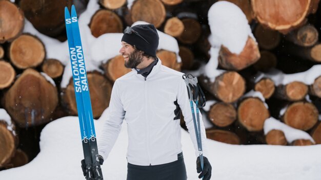 Mann mit Skiern und Stöcken im Schnee | © IIC - INTERSPORT International Corporation GmbH