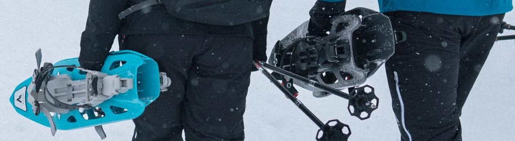 Zwei Personen gehen mit Schneeschuhen und Rucksäcken im Schnee. | © IIC/McKINLEY