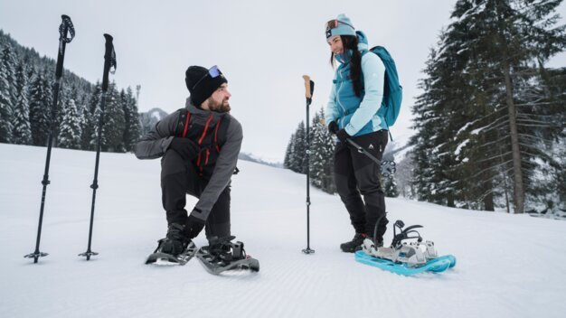 Ein Mann und eine Frau beim Schneeschuhwandern im Schnee. | © INTERSPORT International Corporation GmbH