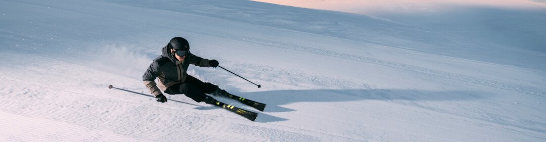 Skifahrer auf einer präparierten Piste