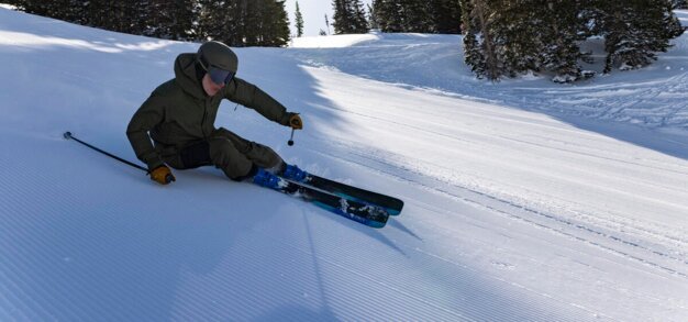 Skifahrer auf einer schneebedeckten Piste.