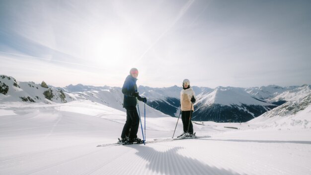 Zwei Skifahrer in verschneiter Berglandschaft