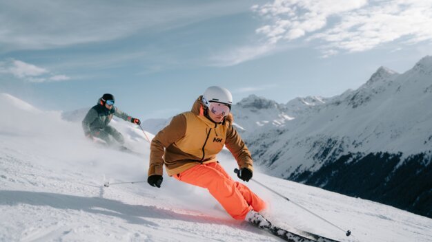 Zwei Skifahrer auf einer Skipiste