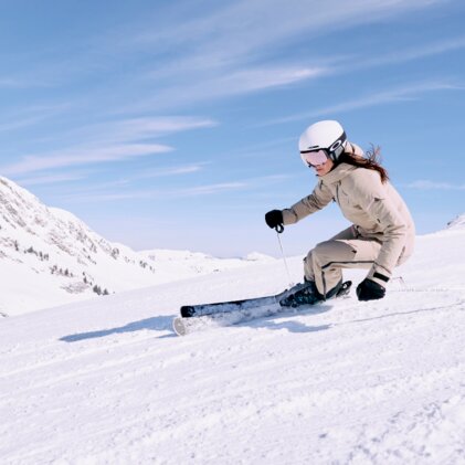 Skifahrerin auf einer schneebedeckten Piste. | © ARMIN WALCHER