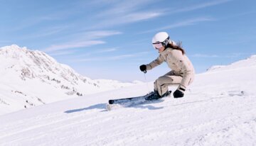 © ARMIN WALCHER Skifahrerin auf einer schneebedeckten Piste. | © ARMIN WALCHER