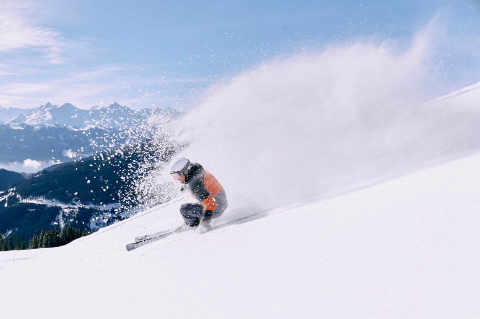Skifahrer im Tiefschnee | © ARMIN WALCHER