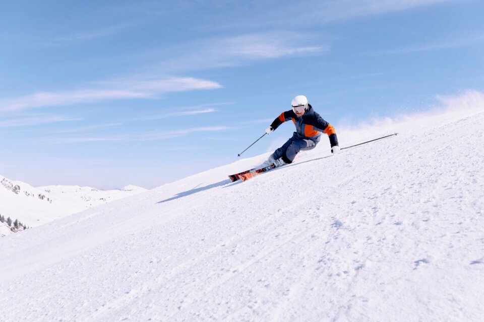 Skifahrer auf einer schneebedeckten Piste | © ARMIN WALCHER