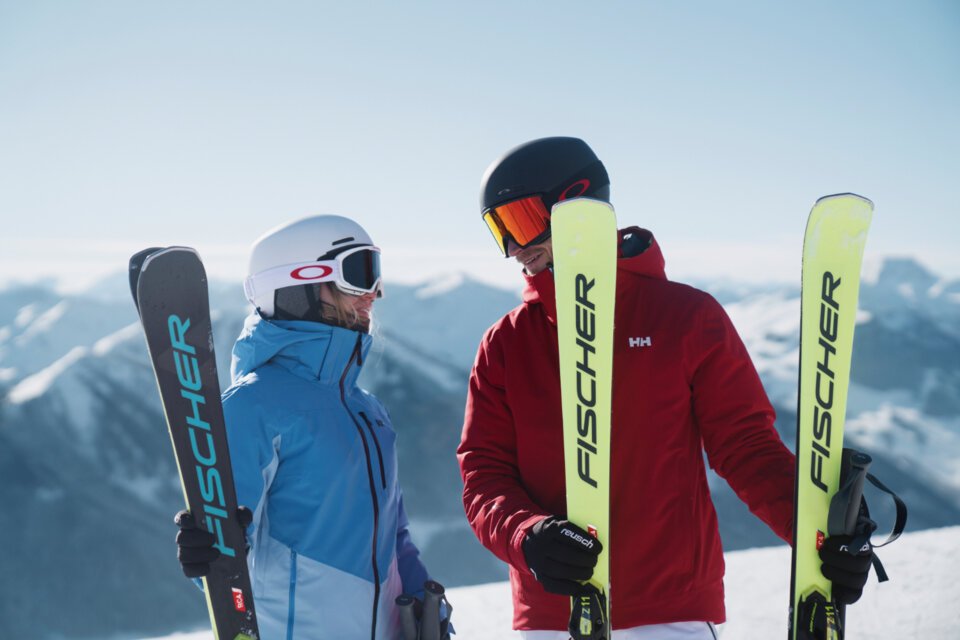 Zwei Skifahrer mit Ski im Schnee. | © INTERSPORT International Corporation GmbH