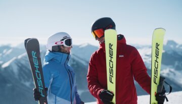 Zwei Skifahrer mit Ski im Schnee. | © INTERSPORT International Corporation GmbH