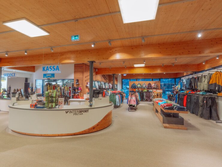Übersichtlicher Sportshop mit Kassenbereich, Bekleidung und Ausrüstung im Verkaufsraum eines Verleihstandorts