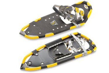 Schneeschuhe mit gelbem Rahmen und schwarzen Bindungen.