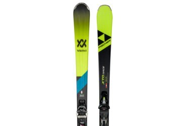 Zwei Paar Ski von Völkl und Fischer nebeneinander.